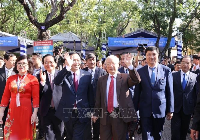 Giáo sư, Tiến sĩ Nguyễn Phú Trọng, Tổng Bí thư, Chủ tịch nước, cựu học sinh trường THPT Nguyễn Gia Thiều đến dự Lễ kỷ niệm.