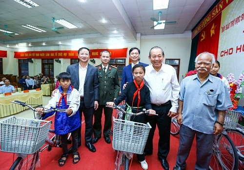 Phó Thủ tướng Thường trực thăm, tặng quà học sinh nghèo tỉnh Tuyên Quang