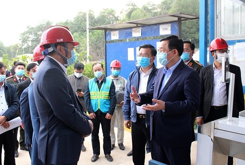 Bí thư Thành ủy Vương Đình Huệ đi kiểm tra thực tế tại Khu liên hợp xử lý rác thải Sóc Sơn - Ảnh: VGP/Gia Huy