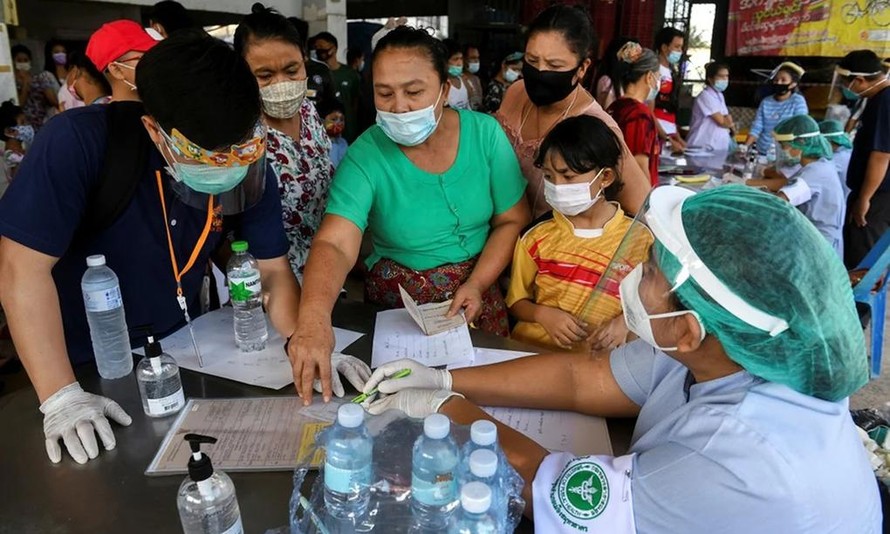 Lao động nhập cư ở chợ tôm tại tỉnh Samut Sakhon làm thủ tục xét nghiệm Covid-19. Ảnh: Reuters.