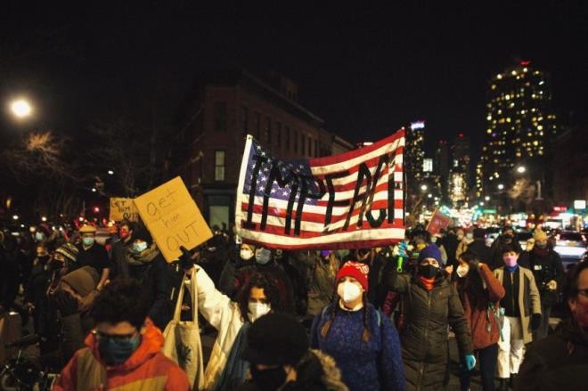 Hết bạo loạn, người Mỹ lại biểu tình đòi phế truất Trump