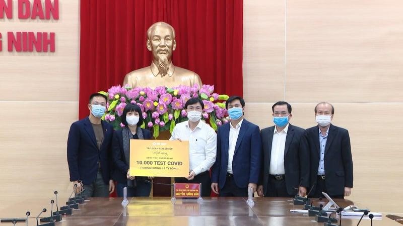 Đại diện Tập đoàn Sun Group trao tặng 10.000 bộ test thử xét nghiệm virus SARS-COV-2 cho Quảng Ninh