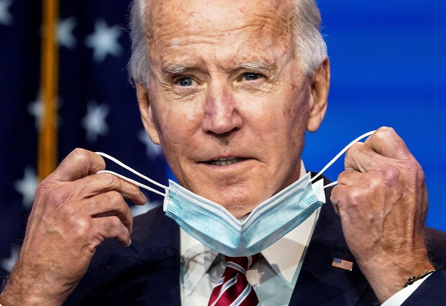 Tổng thống Biden thường xuyên đeo khẩu trang. Ảnh: Reuters