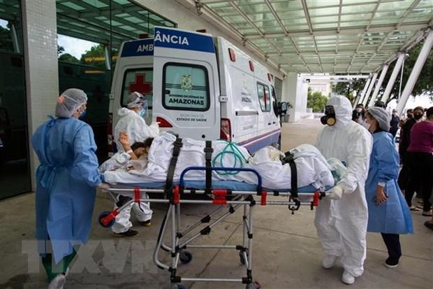 Nhân viên y tế chuyển bệnh nhân COVID-19 tới bệnh viện tại Manaus, bang Amazon, Brazil. (Ảnh: AFP/TTXVN)