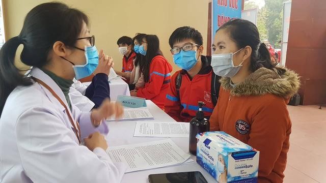 Nhiều người trẻ đến Đại học Y Hà Nội đăng ký nhận tư vấn quá trình tham gia tiêm thử nghiệm vaccine Covivac.
