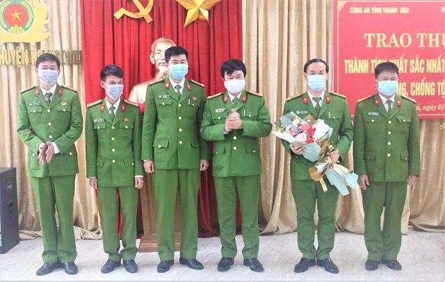 Đại tá Khương Duy Oanh- Phó Giám đốc, Thủ trưởng Cơ quan CSĐT Công an tỉnh Thanh Hóa trao thưởng cho lực lượng cán bộ, chiến sỹ công an huyện Hoằng Hóa.