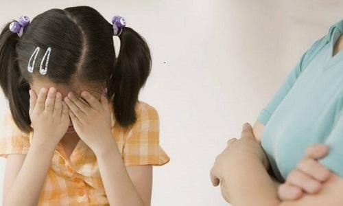 Một bé gái 6 tuổi bị mẹ bạo hành thâm tím mặt