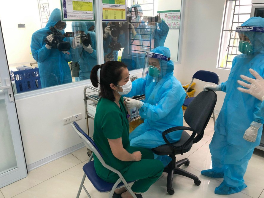 Nhân viên y tế tại Bệnh viện Bệnh nhiệt đới Trung ương tiêm vaccine COVID-19. Ảnh: VGP/Huy Lương