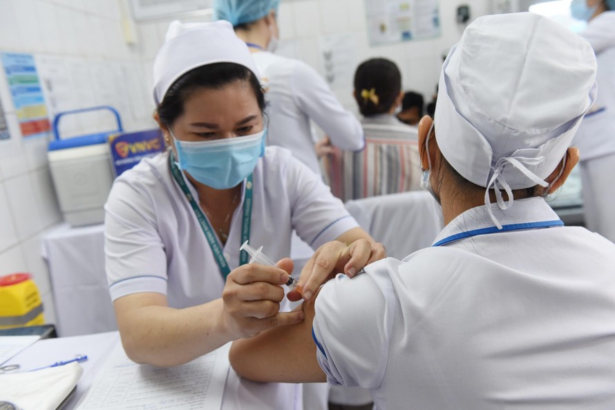 Chưa có hiện tượng đông máu, Việt Nam tiếp tục tiêm vaccine COVID-19 của AstraZeneca