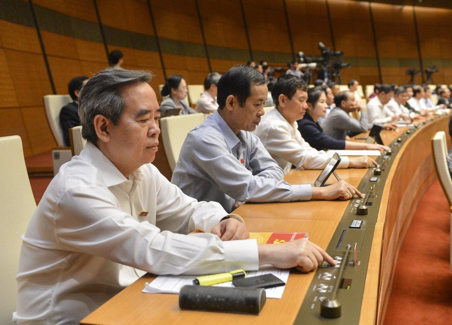 Các đại biểu Quốc hội ấn nút biểu quyết thông qua Nghị quyết (Ảnh: Cổng thông tin điện tử Quốc hội)