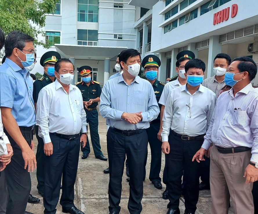 Bộ trưởng Bộ Y tế Nguyễn Thanh Long đến khảo sát và kiểm tra thực tế công tác phòng chống dịch COVID - 19 tại TP. Hà Tiên (Ảnh: Tiền phong)