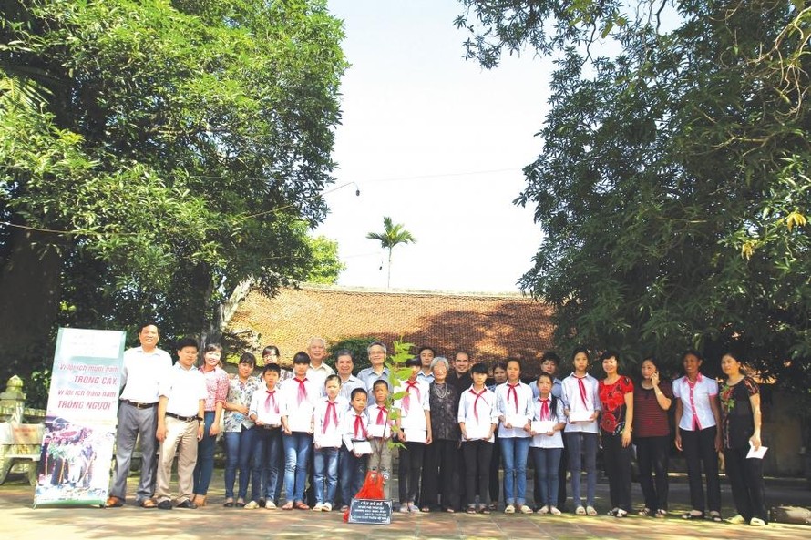VIASEE từng tổ chức Chương trình trồng cây Bồ đề và trao quà cho các cháu học sinh nghèo học giỏi tại Chùa Nôm (tỉnh Hưng Yên).