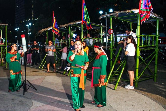 Trình diễn nghệ thuật hô hát bài chòi dân gian ở TP. Nha Trang