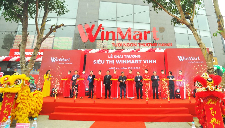 Cắt băng khai trương siêu thị đầu tiên với tên gọi WinMart tại Tp. Vinh, Nghệ An