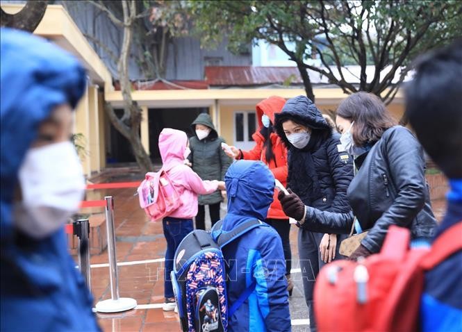 Các em học sinh Trường tiểu học Thịnh Liệt (Thanh Trì) đều được kiểm tra thân nhiệt trong ngày đầu tiên trở lại trường học trực tiếp. 