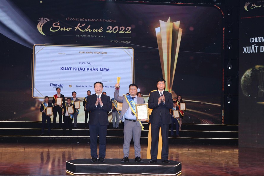 Anh Bùi Thanh Tùng, giám đốc kinh doanh Tinhvan Software nhận giải thưởng Sao Khuê 2022
