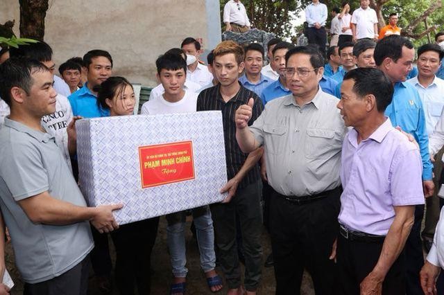 Thủ tướng tặng quà công nhân tại Bắc Giang - Ảnh: VGP/Nhật Bắc