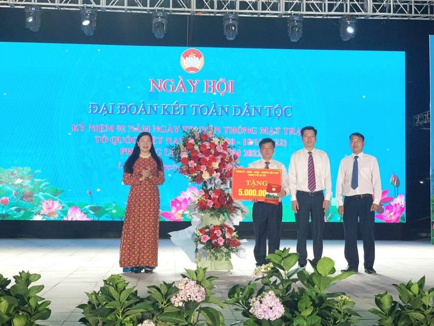 Chủ tịch Ủy ban MTTQ Việt Nam TP Hà Nội Nguyễn Lan Hương tặng hoa chúc mừng phường Long Biên