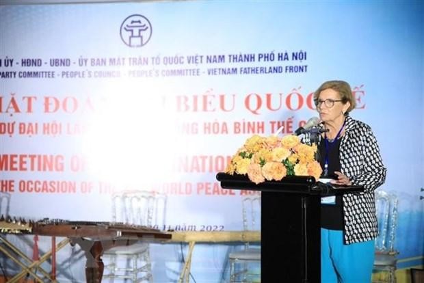 Bà Ilda Figuereido, thành viên Ban Chấp hành Hội đồng Hòa bình thế giới, Chủ tịch Hội đồng Hòa bình Hợp tác Bồ Đào Nha phát biểu tại buổi gặp gỡ