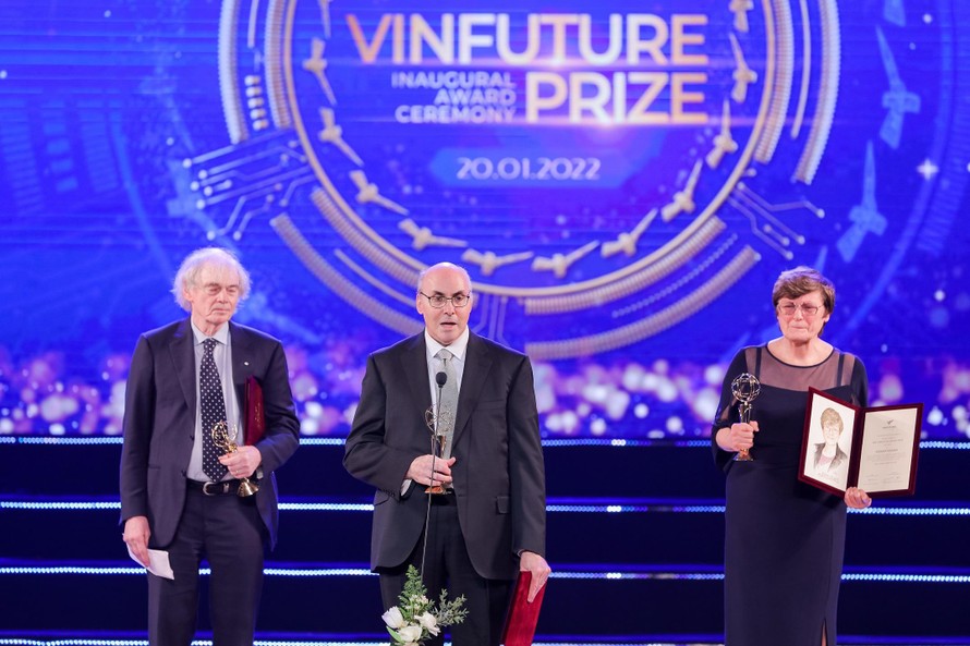 GS-BS Drew Weiasman được vinh danh với Giải thưởng Chính VinFuture 2021 (người đứng giữa cùng TS Katalin Kariko, và GS Pieter R. Cullis)