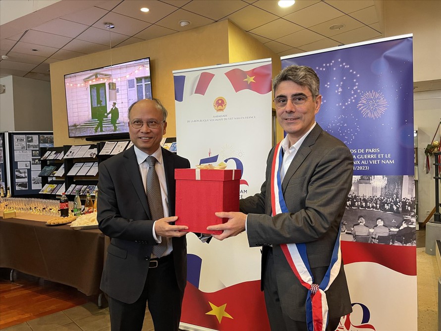 Đại sứ Đinh Toàn Thắng trao quà lưu niệm cho đại diện thành phố Verrières-le-Buisson
