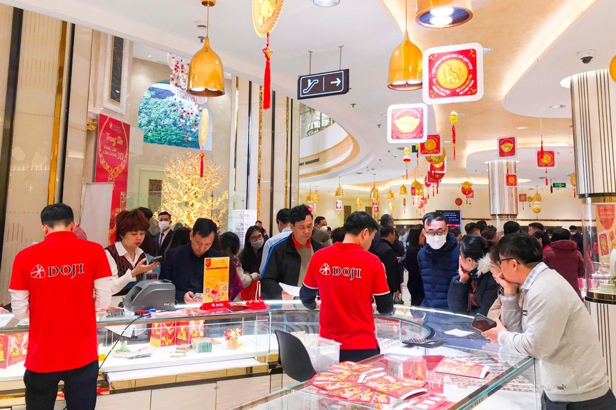 Khách hàng mua sắm đông đúc tại DOJI Tower Lê Duẩn