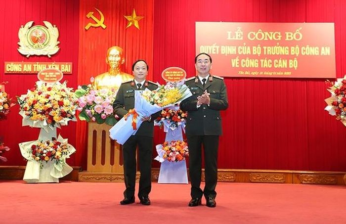 Thượng tướng Trần Quốc Tỏ tặng hoa chúc mừng Đại tá Đặng Hồng Đức được điều động đến nhận công tác và giữ chức vụ Chánh văn phòng Bộ Công an