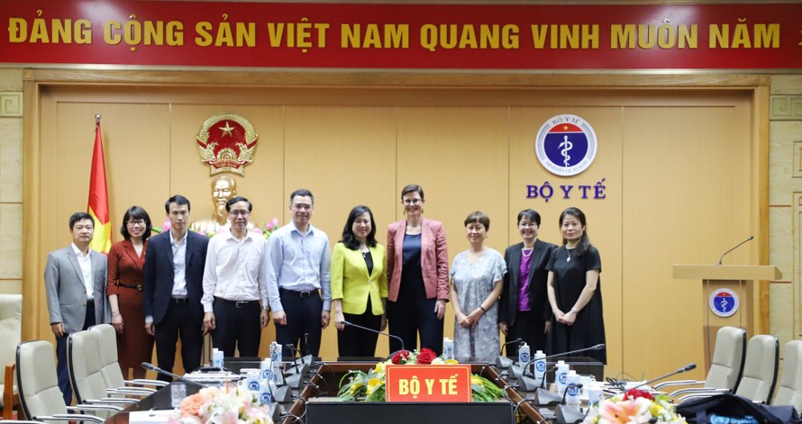 Bộ trưởng Bộ Y tế Đào Hồng Lan và bà Angela Pratt - Trưởng đại diện WHO tại Việt Nam cùng các đại biểu tại buổi tiếp.