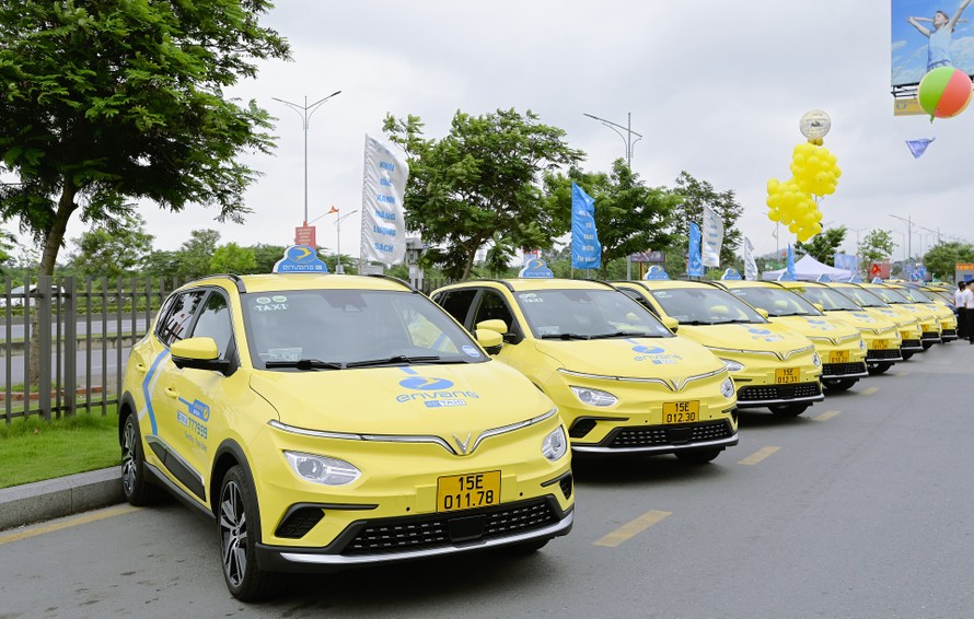 Dàn xe taxi điện của Én Vàng được sơn màu vàng nhận diện nổi bật, sẽ bắt đầu hoạt động để phục vụ khách hàng ngay trong dịp Lễ 30/4 - 1/5 sắp tới.