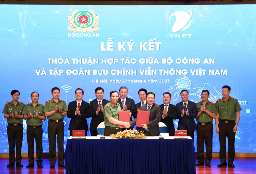 Đại diện Lãnh đạo Bộ Công An và đại diện Tập đoàn VNPT thực hiện ký kết thỏa hợp hợp tác giữa hai bên