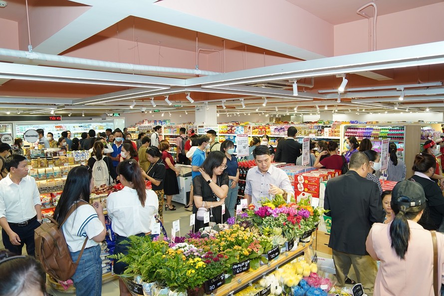 Khách hàng đến mua sắm nhân dịp WinCommerce khai trương mô hình cao cấp tại khu đô thị Phú Mỹ Hưng, Q.7, TP.HCM.