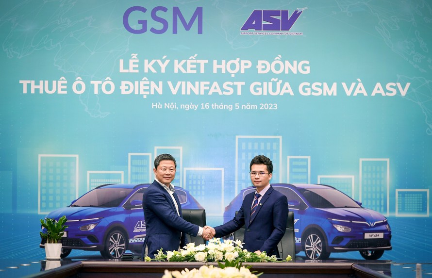Ông Nguyễn Duy Hưng - Chủ tịch HĐQT kiêm Tổng giám đốc Công ty ASV và ông Nguyễn Văn Thanh - Tổng giám đốc Công ty GSM tại buổi lễ ký kết hợp đồng thuê 500 xe ô tô điện VinFast.