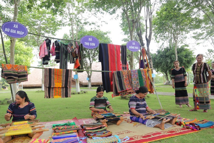 Dệt thổ cẩm của người M'nông Bình Phước được công nhận Di sản Văn hóa phi vật thể quốc gia