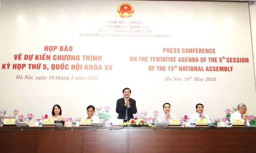 Đồng chí Bùi Văn Cường, Ủy viên Trung ương Đảng, Chủ nhiệm Văn phòng Quốc hội, Tổng Thư ký Quốc hội chủ trì buổi họp báo.