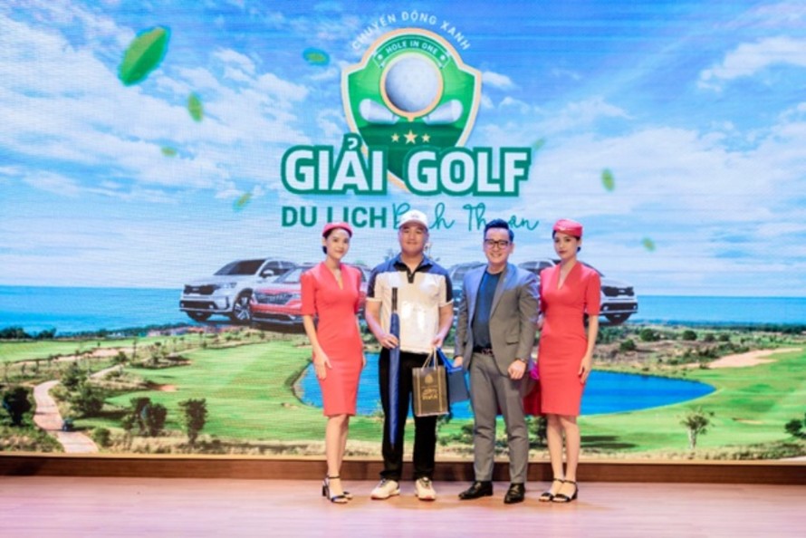 Ban tổ chức trao giải Eagle cho golfer Nguyễn Đình Cảnh