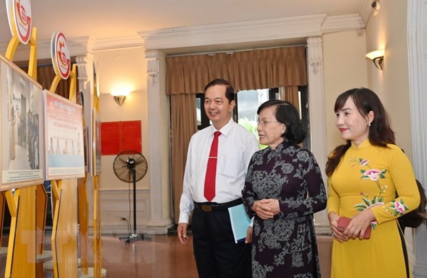 Các đại biểu tham quan triển lãm về Không gian Văn hóa Hồ Chí Minh. (Ảnh: Thu Hương/TTXVN)