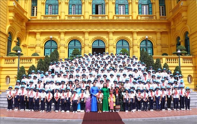 Phó Chủ tịch nước Võ Thị Ánh Xuân với các đại biểu dự Trại hè “Hoa Hướng dương” năm 2023. 