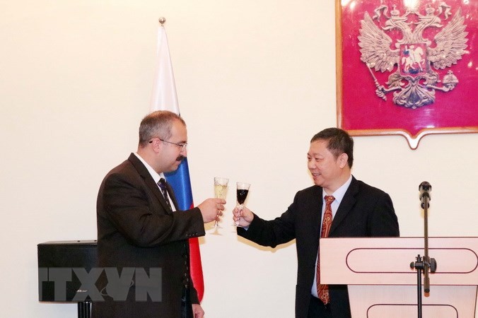 Ông Dương Anh Đức (phải), Phó Chủ tịch UBND Thành phố Hồ Chí Minh chúc mừng ông Sadykov Timur Sirozhevich (phải), Tổng lãnh sự Liên bang Nga tại Thành phố Hồ Chí Minh. (Ảnh: Xuân Khu/TTXVN)