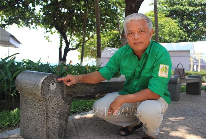 Ông Xuân và sản phẩm ghế đá tái chế từ rác thải nhựa. 