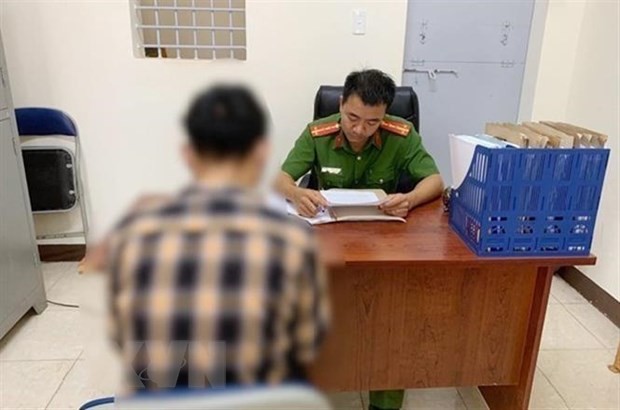 Cơ quan Công an huyện Ea H’leo, tỉnh Đắk Lắk làm việc với N.C.C. (Ảnh: TTXVN)