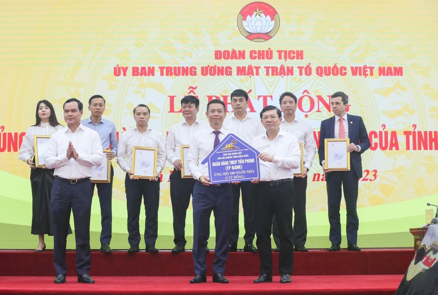 PTGĐ Phạm Đông Anh, đại diện TPBank trao ủng hộ 5 tỷ đồng tới MTTQ Việt Nam