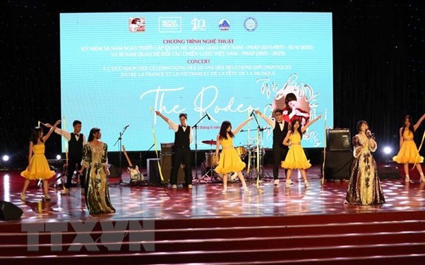 Các ca sỹ Việt Nam biểu diễn tại chương trình. (Ảnh: Trần Lê Lâm/TTXVN)