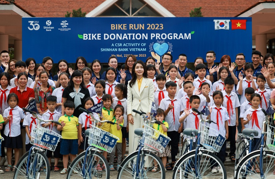 Shinhan Việt Nam trao tặng xe đạp và học bổng cho học sinh khó khăn tại Làng Trẻ em SOS Việt Nam