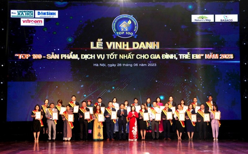 Thứ trưởng Bộ LĐ-TB&XH Nguyễn Thị Hà và ông Hồ Minh Chiến - Tổng Biên tập Tạp chí Gia đình Việt Nam trao Chứng nhận và Biểu trưng cho các doanh nghiệp được vinh danh.