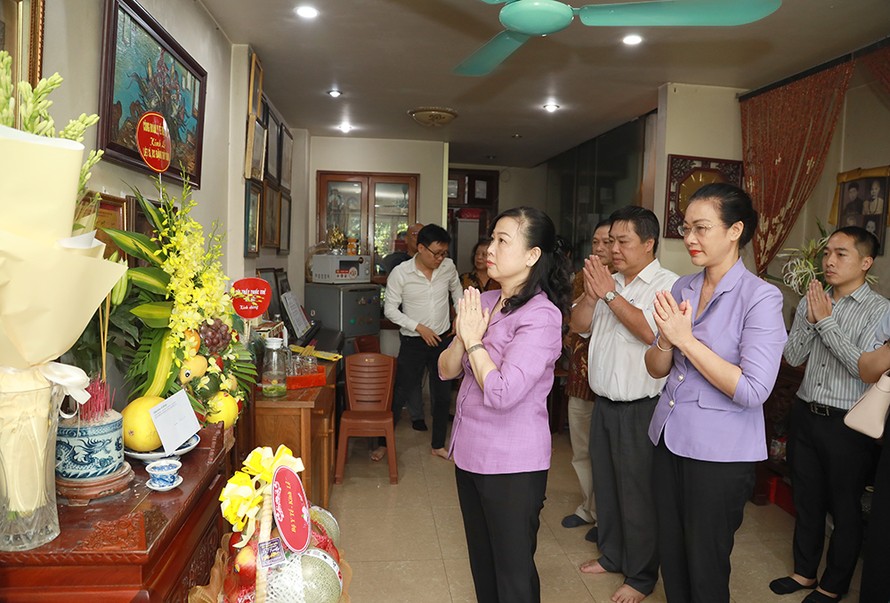 Bộ trưởng Bộ Y tế Đào Hồng Lan, Chủ tịch Công đoàn Y tế Việt Nam Phạm Thanh Bình cùng các thành viên của đoàn thành kính dâng hương bày tỏ lòng tri ân đến Liệt sĩ, bác sĩ Đặng Thuỳ Trâm.