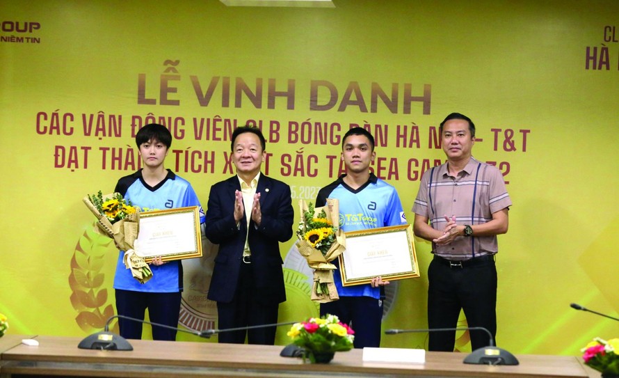 Doanh nhân Đỗ Quang Hiển trao thưởng cho Mai Ngọc, Anh Hoàng - hai vận động viên CLB bóng bàn Hà Nội T&T đã giành huy chương vàng SEA Games 32