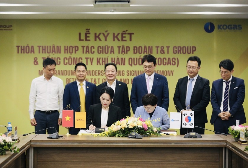 Bà Nguyễn Thị Thanh Bình, Phó Tổng Giám đốc T&T Group (bên trái) và bà Choi Yeon Hye, Tổng Giám đốc KOGAS (bên phải) ký thoả thuận hợp tác.