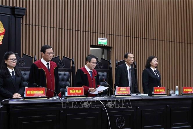 Thẩm phán, Chủ tọa phiên tòa Vũ Quang Huy tuyên án sơ thẩm đối với 54 bị cáo trong vụ án "Chuyến bay giải cứu". Ảnh: TTXVN