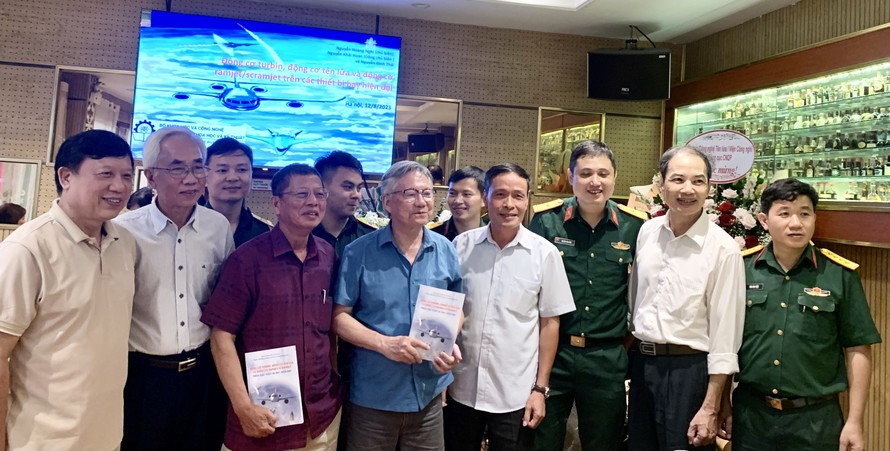 GS Nguyễn Hoàng Nghị (áo xanh, đứng giữa) giới thiệu cuốn sách với các đại biểu tại lễ ra mắt sách. 