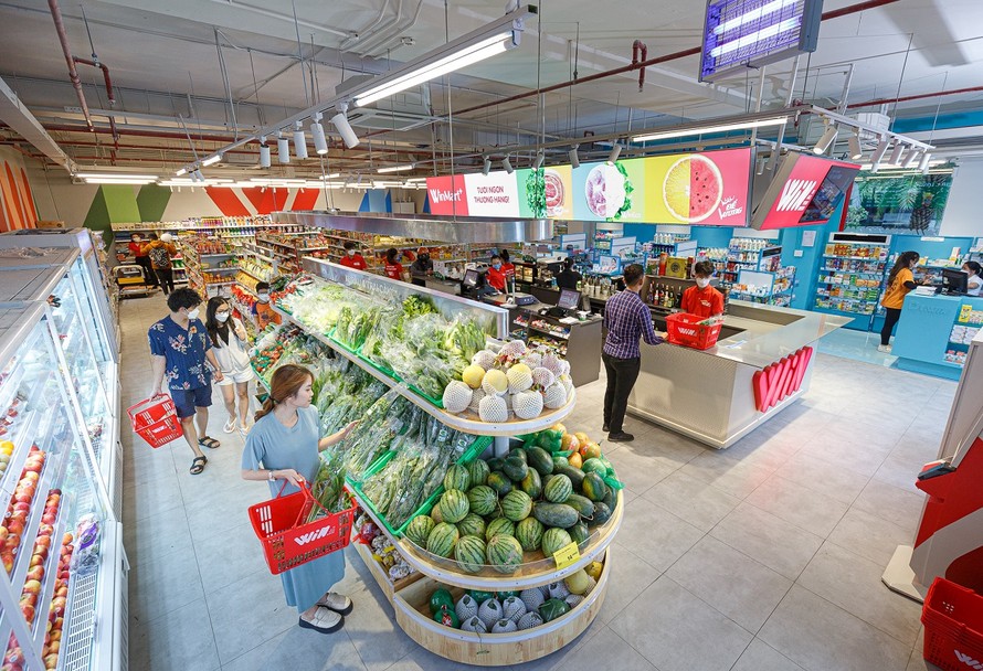 Người tiêu dùng mua sắm tại siêu thị WinMart
